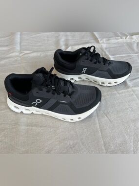 On Cloud Running Women’s Cloudrunner Size 9.5 Wide